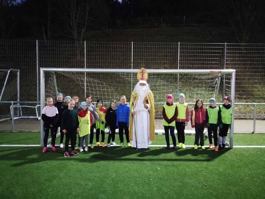 Der Nikolaus besucht die E-Mädchen