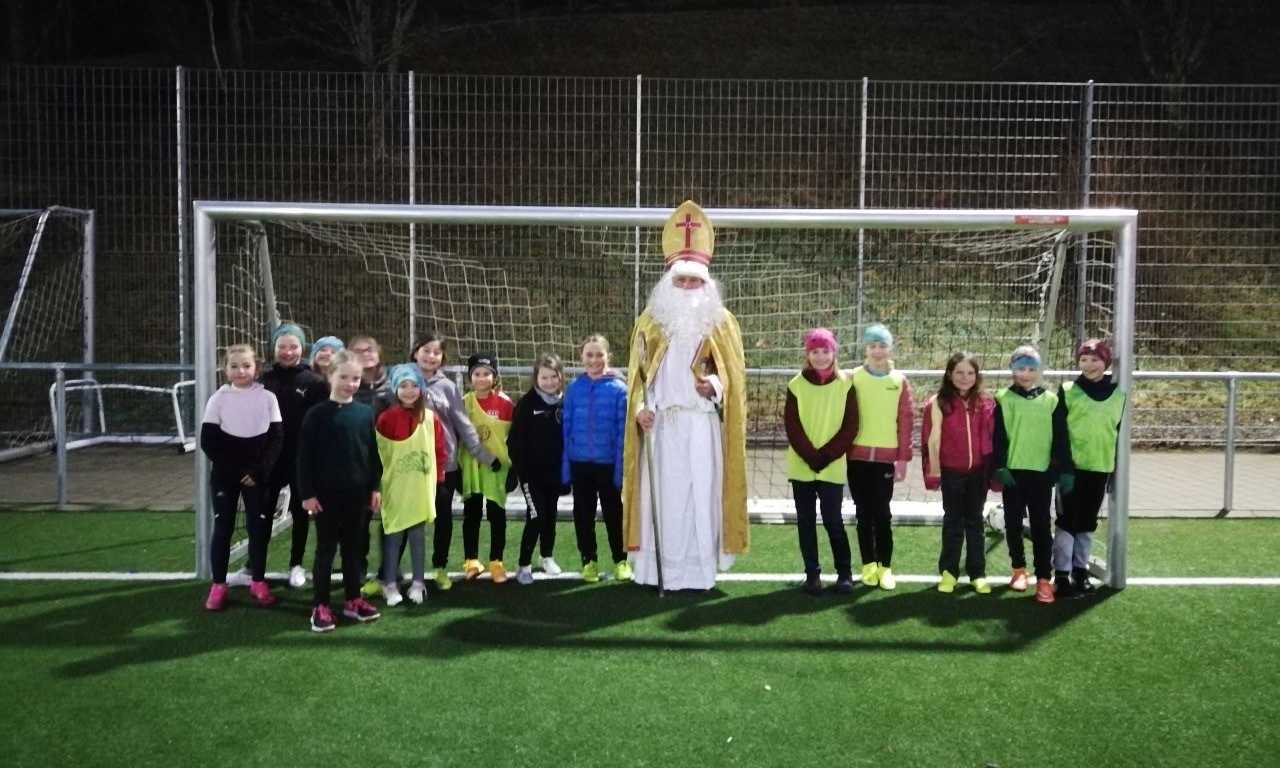 Der Nikolaus besucht die E-Mädchen