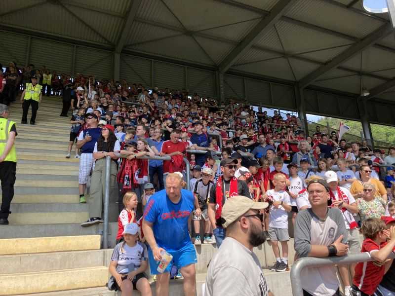 Toller Fansupport im Dreisamstadion