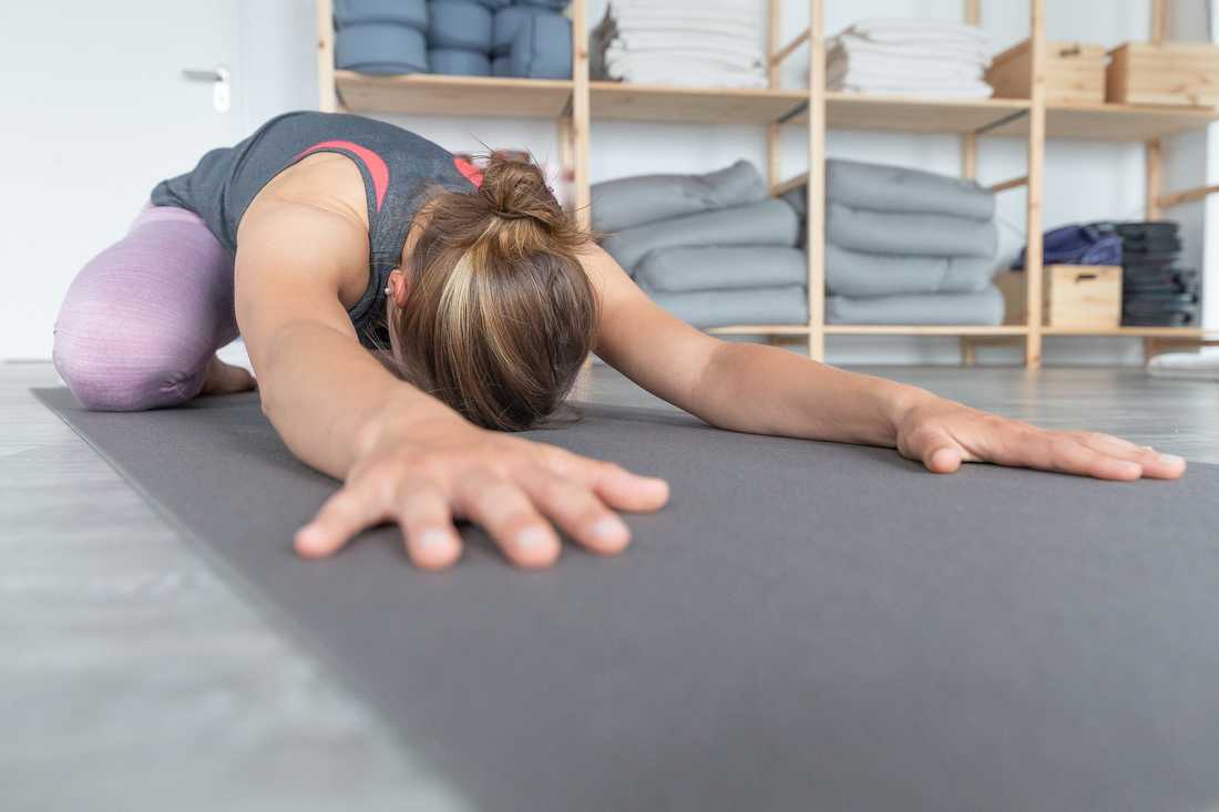 Sanftes Yoga für Ältere mit Stuhl und Matte