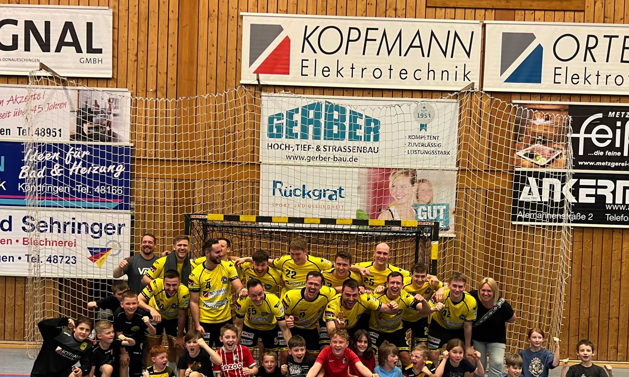 Unsere Handball-Kids laufen mit den Handballern der SG Köndringen-Teningen ein