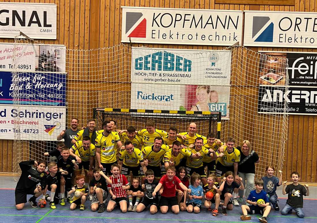 Unsere Handball-Kids laufen mit den Handballern der SG Köndringen-Teningen ein